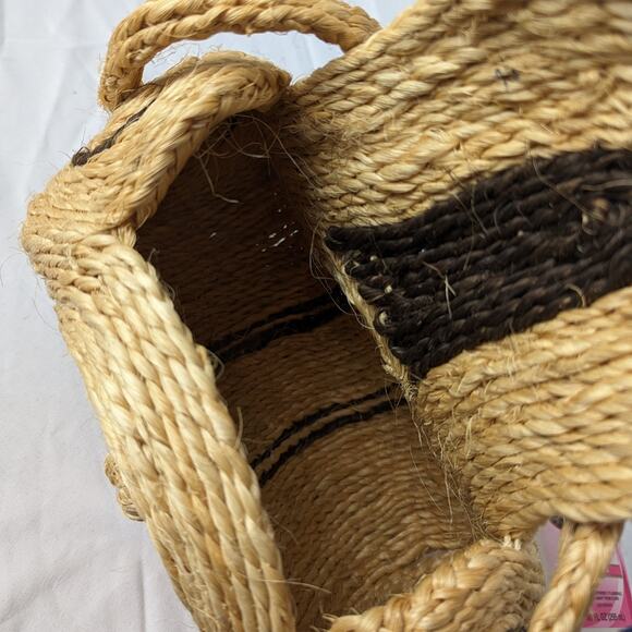 Woven Straw Two-Tone Bohemian Shoulder Bag - Picture 4 of 4
